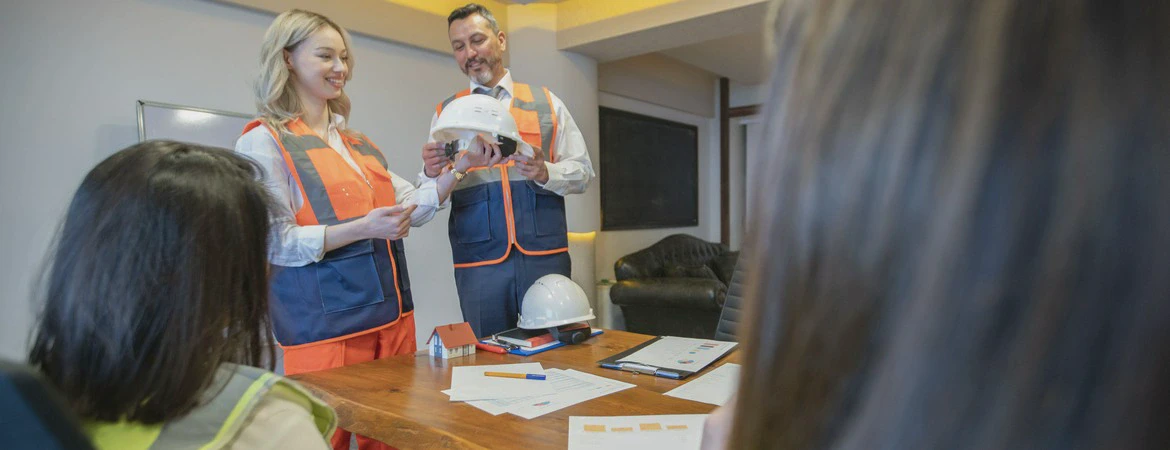 pan i&nbsp;pani z&nbsp;kaskiem bhp w&nbsp;kamizelkach