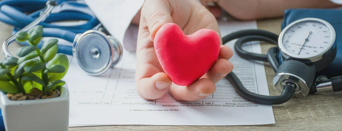 słuchawki medyczne i&nbsp;czerwone gumowe serce