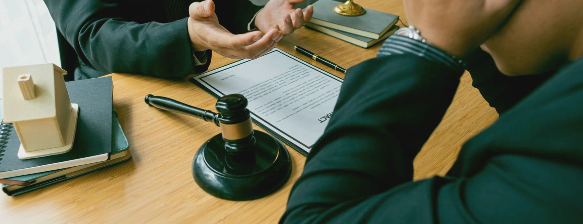 panowie w&nbsp;kancelarii z&nbsp;dokumentami