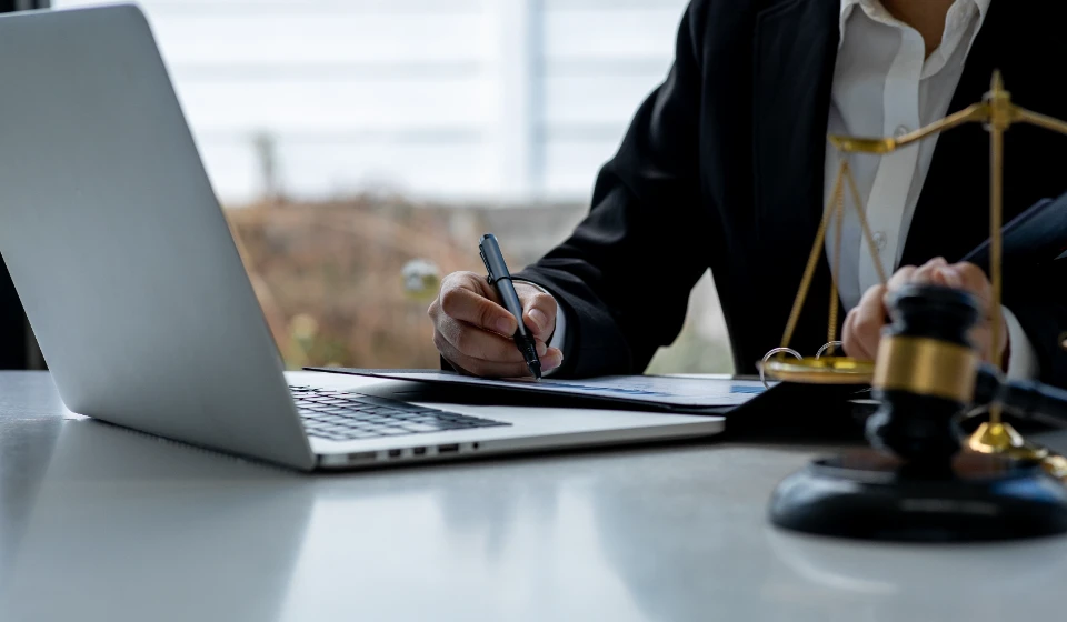 panowie w&nbsp;kancelarii podczas rozmowy